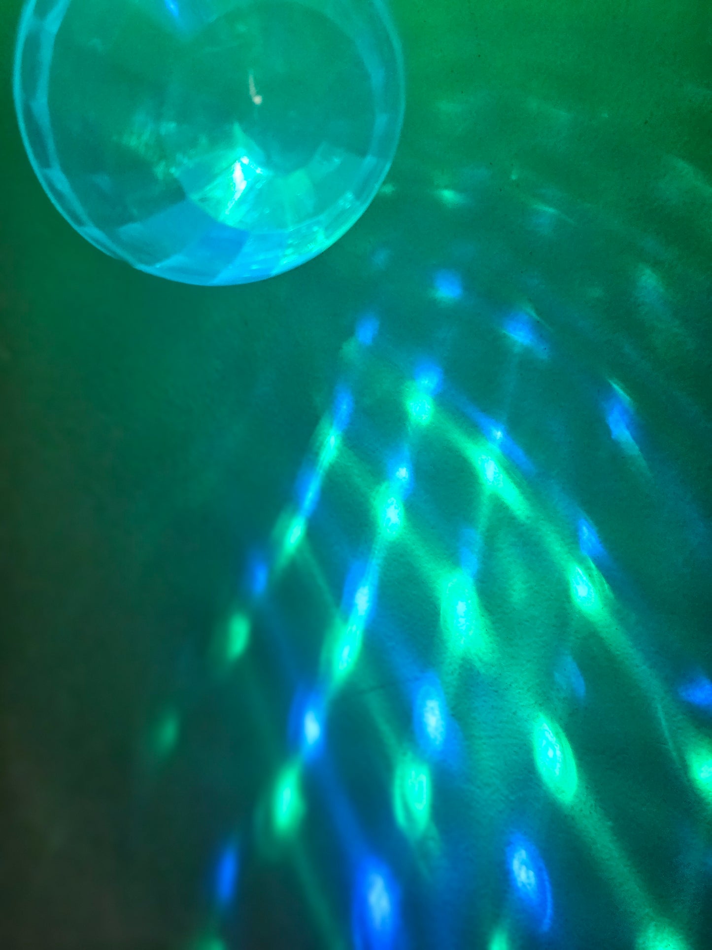 RÓŻDŻKA Z BERŁEM 50CM KORONA PIĘKNY BLASK KORONY Z KULĄ DISCO ŚWIECĄCE GADŻETY E1507