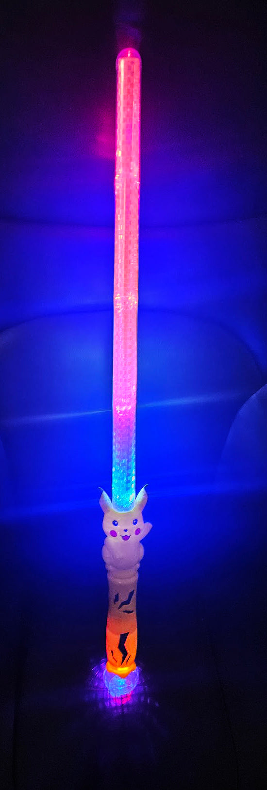 MIECZ ŚWIECĄCY ANIMACJA PIKACZU ŻÓŁTY Z KULĄ DISCO 65CM E2465