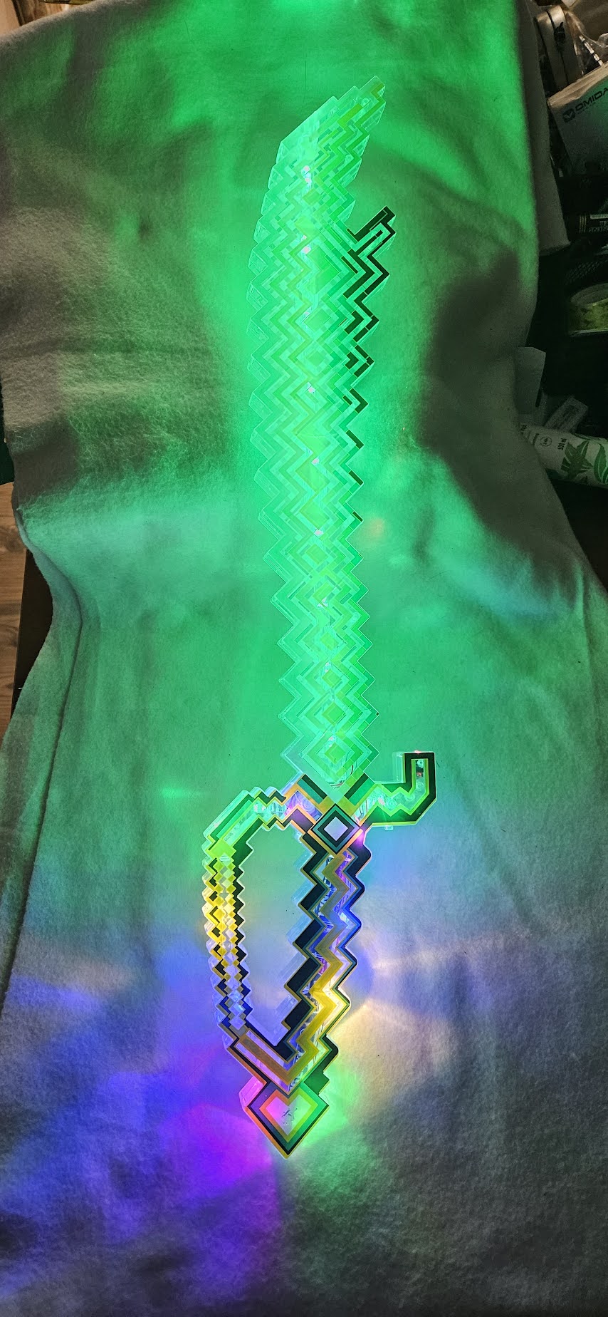 MIECZ ŚWIECĄCY LASER DŻWIĘKI MIECZA LED 63CM E2606 EMAJ
