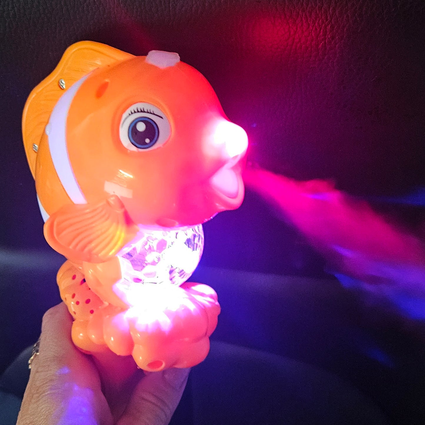 RÓŻDŻKA RYBKA NEMO Z PARĄ WODNĄ ŚWIATEŁKA LED DŹWIĘK 34CM E2477 EMAJ