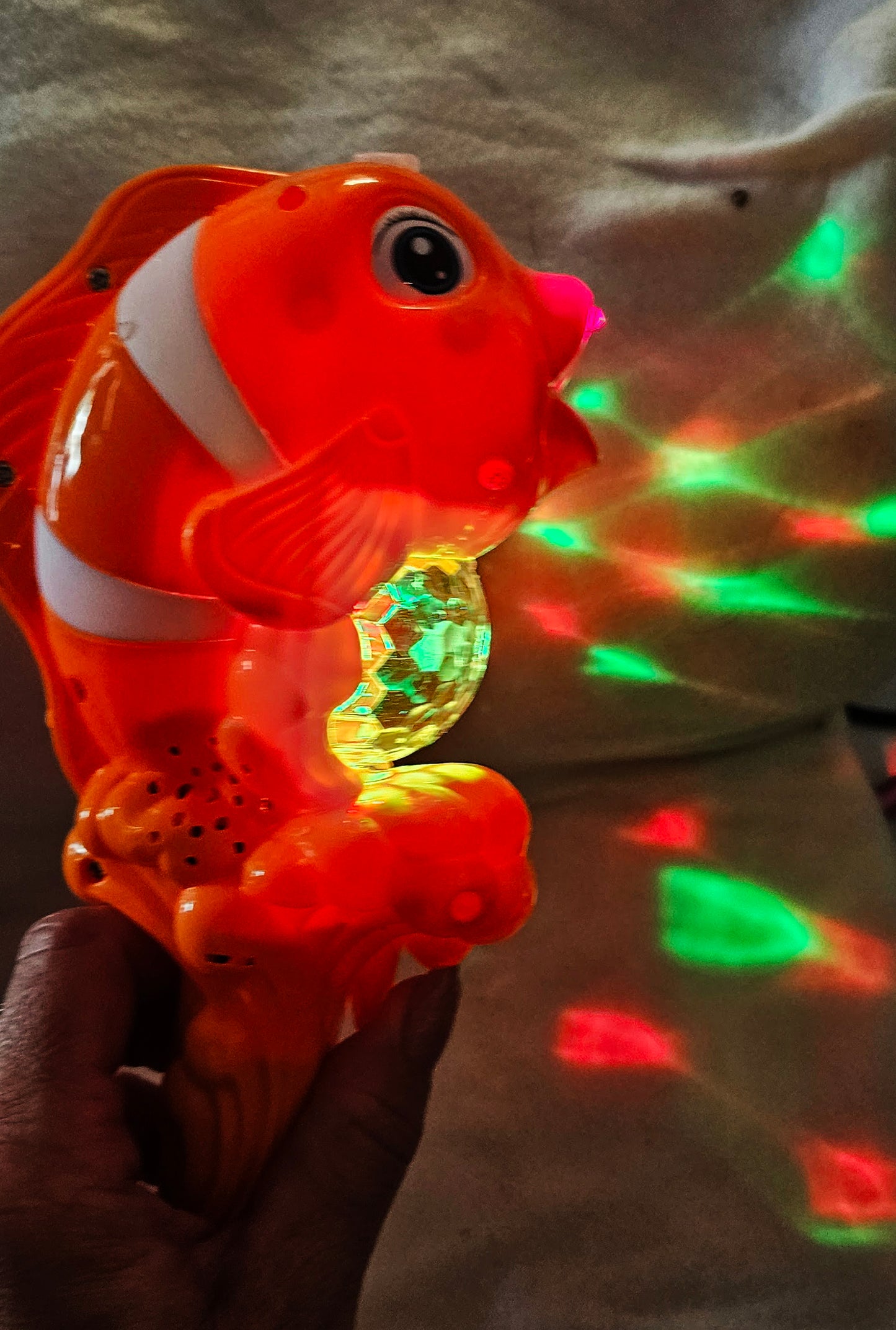 RÓŻDŻKA RYBKA NEMO Z PARĄ WODNĄ ŚWIATEŁKA LED DŹWIĘK 34CM E2477 EMAJ