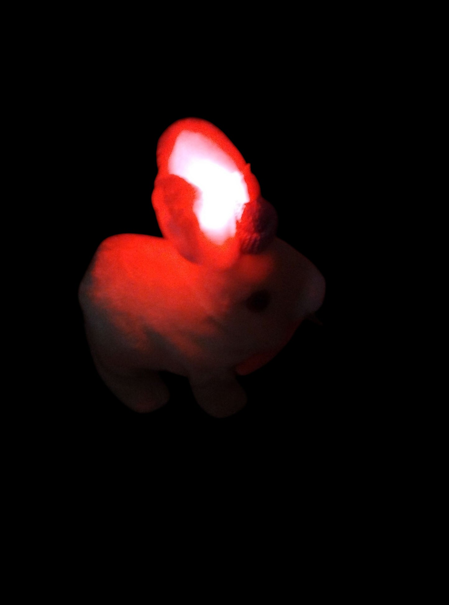 KRÓLIK ZAJĄC W CZAPCE CHODZĄCY ODGŁOSY RUCHOME USZKA-LED 16CM E2661 EMAJ