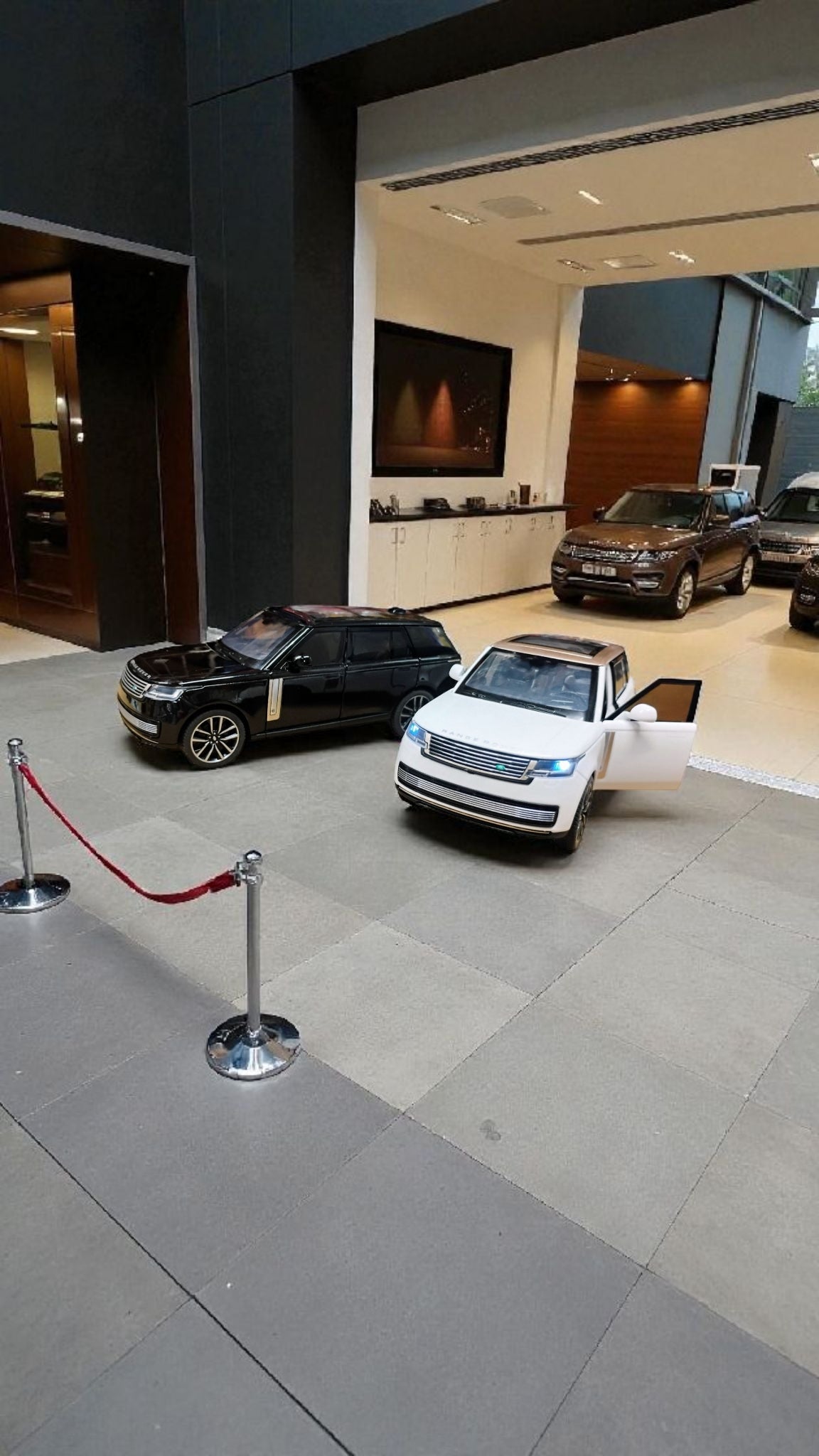 AUTO KOLEKCJONERSKIE MODEL SUV METAL NAPĘD LED DŹWIEK 16CM E2531 EMAJ